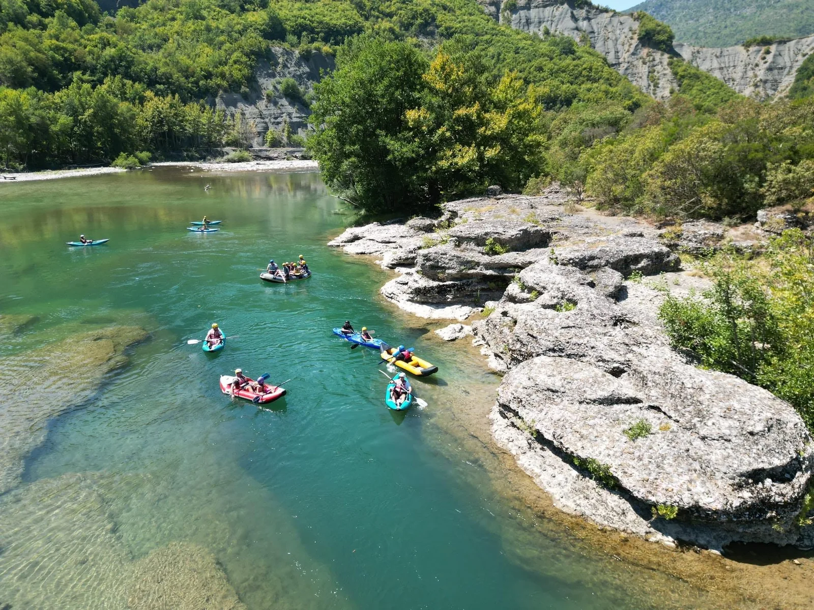 Ομάδες rafting στα καθαρά νερά του ποταμού Αώου